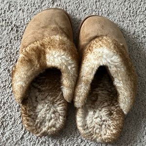 Lamo furry slippers. Chestnut colour, size 7. Used only once. Comes with a box